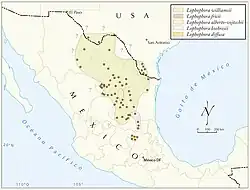 Distribución geográfica. Puntos marrones: zonas de recolección. Puntos naranjas: colecciones. ?: zonas de distribución dudosas o con poca información.Terry, M. (2008). "Stalking the wild Lophophora: Part 3 San Luis Potosí (central), Querétaro, and Mexico City." Cactus and Succulent Journal 80(6): 310-317