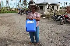 Distribuir bidones para ayudar a las personas a almacenar agua potable en Filipinas