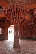 Pilar central del Diwan-i-Khas (sala de audiencias privadas) del Fuerte de Akbar en Fatehpur Sikri (1569-1585)