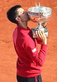 Novak Djokovic, el campeón individual masculino de 2023. Fue su vigésimo tercer título importante récord y el tercero en el Abierto de Francia.