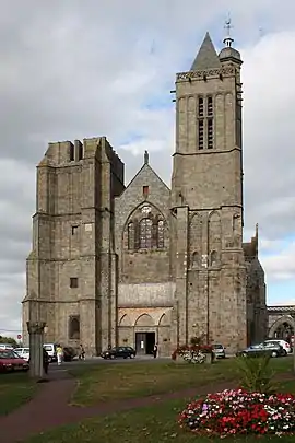 Vista de la fachada occidental de la catedral.