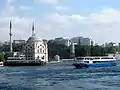 Vista de la Mezquita de Dolmabahçe desde el mar.