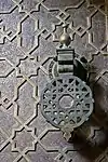 Motivos geométricos en el revestimiento de bronce de las puertas de la Madrasa de Al-Attarine (siglo XIV)