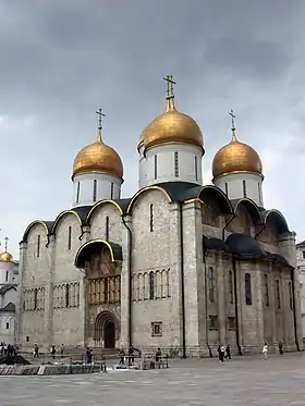 Catedral de la Dormición (Moscú), uno de los edificios más antiguos del Kremlin, inspirada en la Catedral de la Asunción de Vladímir (1475-1479)