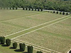 Vista aérea de las miles de tumbas del Osario de Douaumont, a las afueras de Verdún, Francia