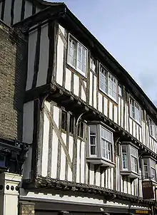 Un edificio con dos jetties en Inglaterra.