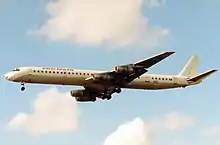 Douglas DC-8 de Sudan Airways cerca del Aeropuerto de Londres-Heathrow (1988)