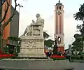 Monumento a Hipólito Unanue en el Parque Universitario, con la Torre Alemana al fondo.