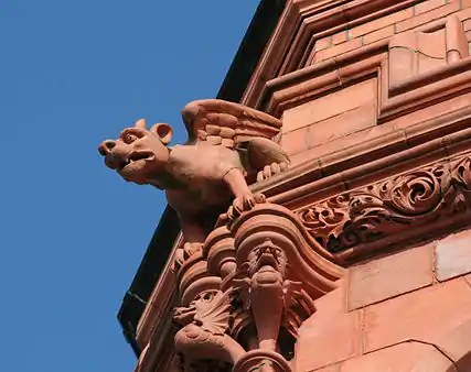 Detalle de una gárgola de terracota con forma de dragón.