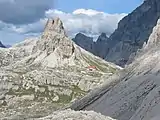 El refugio Locatelli y de fondo la Torre di Toblin.