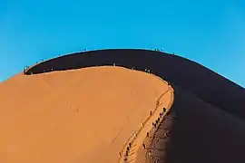 Ascenso a la Duna 45 del desierto del Namib a primera hora de la mañana.