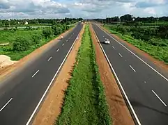 Durgapur Expressway, no parte de la NH 2- NH2 o GTR va por el lado del Ganges- desde Burdwan vía Memari, Mogra, Bandel, Srirampur, Belur hasta Howrah.