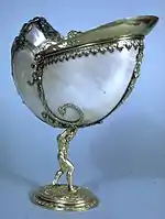 Copa Nautilus. Este lujoso recipiente para beber, destinado a los festines de la corte, de alrededor de 1630, representa a Atlas sosteniendo la concha sobre su espalda (materiales concha de Nautilus y plata, albergado en el Walters Art Museum de Baltimore, EE.UU.). The Walters Art Museum