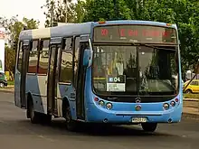 Midibus estándar realizando servicio E04.