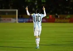 Después de santiguarse, Lionel Messi a menudo celebra un gol apuntando con un dedo en cada mano hacia el cielo, en dedicatoria a su difunta abuela.