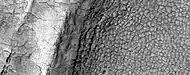 Polígonos de centro alto. La imagen es de la parte superior de un derrubio frontal en Deuteronilus Mensae. Imagen por HiRISE y su programa HiWish