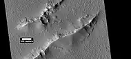 Capas y vetas de pendiente oscuras en Lycus Sulci, vistas por HiRISE bajo el programa HiWish