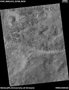 Vista ampliada de una superficie con líneas de fosos, por HiRISE bajo el programa HiWish.