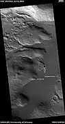 Vista ampliada de cráteres exhumados, imagen por HiRISE bajo el programa HiWish