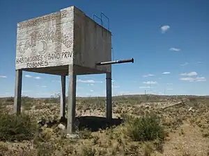 Restos del andén y playa de maniobras de la estación. Su edificio de chapa es un recuerdo y el tanque de cemento está intacto con el surtidor para locomotoras