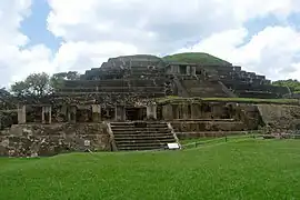 Lado oeste de la estructura B1-1, se observa en primer plano edificio de columnas (1d) y al fondo la pirámide.