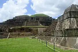 Lado oeste de la estructura B1-1 al fondo. Estructura B1-2 a la derecha.