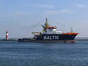 El Remolcador de altura Baltic en el puerto de Warnemünde.