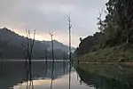 Temprano en la mañana en el lago Cheow Lan