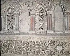 Réplica de fragmento mural con inscripciones en hebreo de la Sinagoga del Tránsito (Toledo, 1357-1363).