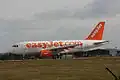 Airbus A319 de easyJet en el aeropuerto.