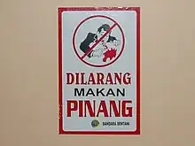 Cartel en Indonesia; la leyenda dice, "Se prohíbe el consumo de betel"