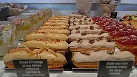 Éclairs en una panadería en París