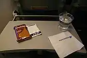 Merienda de clase económica en un vuelo doméstico