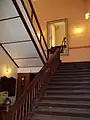 Escalera que va al primer piso, al lado de la recepción del hotel.