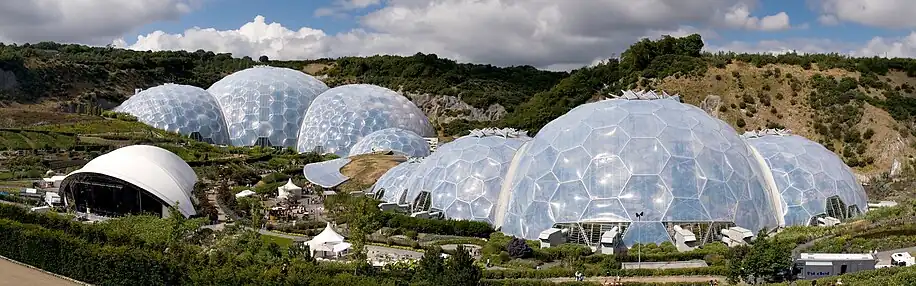 Cinco esferas geodésicas albergan a dos ambientes denominados Biomas, Proyecto Eden