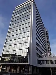 Edificio Albia con su nueva fachada en color blanco