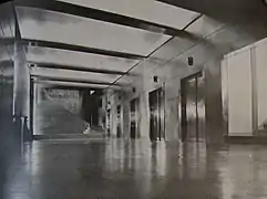 Hall de la planta baja, ascensores y escalera principal (1933)