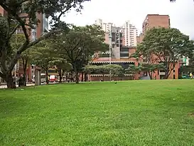 El edificio del ICFES desde la zona arborizada del parque