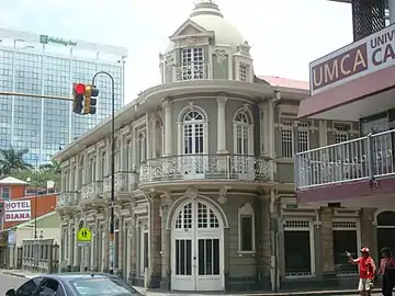 Edificio Maroy, arquitectura neoclásica, 1923. Restaurada por la Oficina de Patrimonio Arquitectónico del Ministerio de Culturaen el 2011.