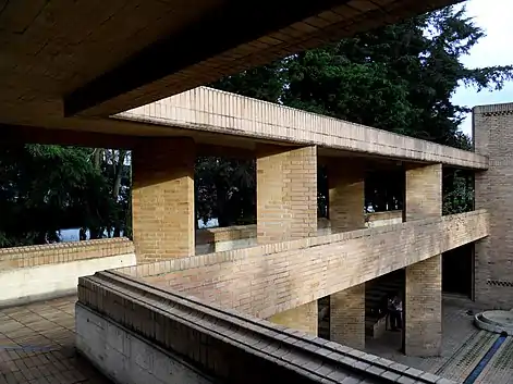 Corredor del edificio 225 de posgrados en Ciencias Humanas.