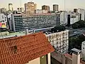 Techo de tejas del chalet, al fondo, Edificio del Plata