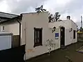 Edificio de la estación visto desde el Camino Centenario