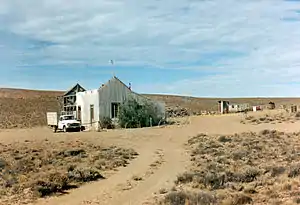 Vista del antiguo edificio del telégrafo de Bahía Laura (foto tomada en enero de 1999).