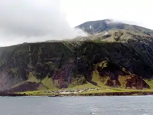 Vista de Tristán de Acuña con el asentamiento de Edimburgo de los Siete Mares (abajo) y el pico de la Reina María.