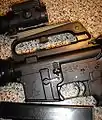 Acercamiento del cajón de mecanismos de un Colt SMG 635.