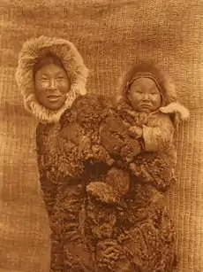 Mujer y niño yupik de Alaska; fotograbado, 1928.