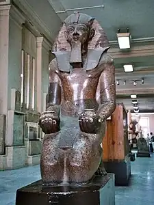 Estatua oferente de Hatshepsut, esculpida durante la XVIII dinastía