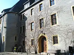 Antiguo monasterio franciscano. Hoy aglutina la formación en música religiosa.