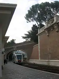 Un tren de pasajeros en la estación.