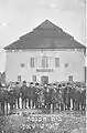 Hombres y muchachos judíos ante la Sinagoga de Eišiškės, Lituania, 1911-1914